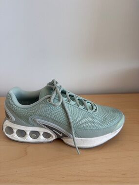 Nike Women's Air Max Size 8 Mint Green Mesh Lace-Up Athletic Sneakers